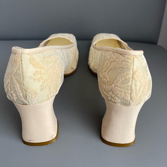 Studio Roma Ivory Mesh Flocked Fabric Floral Design Wide Heel Leather SoleSize 9 - Picture 7 of 10